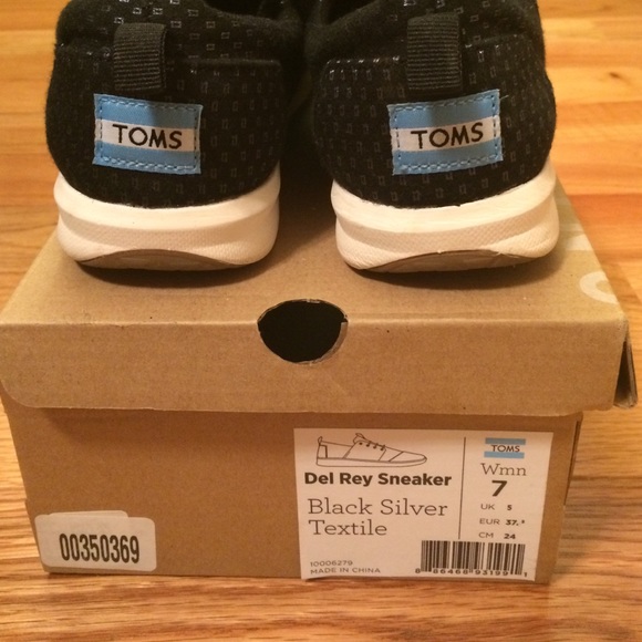 TOMS Shoes - Size 7 Toms sneakers