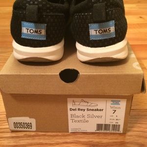 Size 7 Toms sneakers