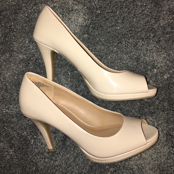 Mooties Tootsies beige heels NEW