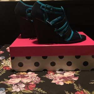 Betseyville Jay Blu wedges