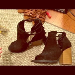 Gorgeous open toed fall booties