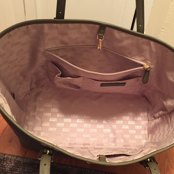 SOLD! REAL Michael Kors Jet Set Tote - Picture 3 of 4