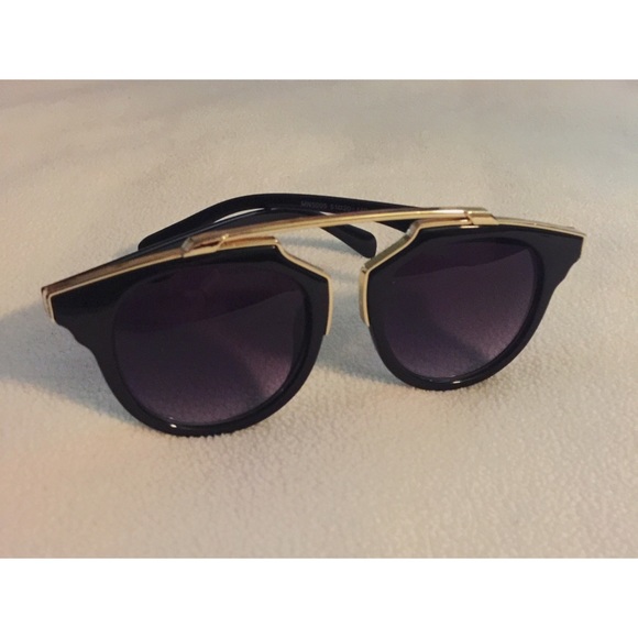 ❌SOLD❌ NEVER USED, stylish sunglasses - Picture 2 of 4