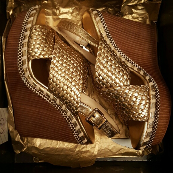V Signature Wedge Sandal