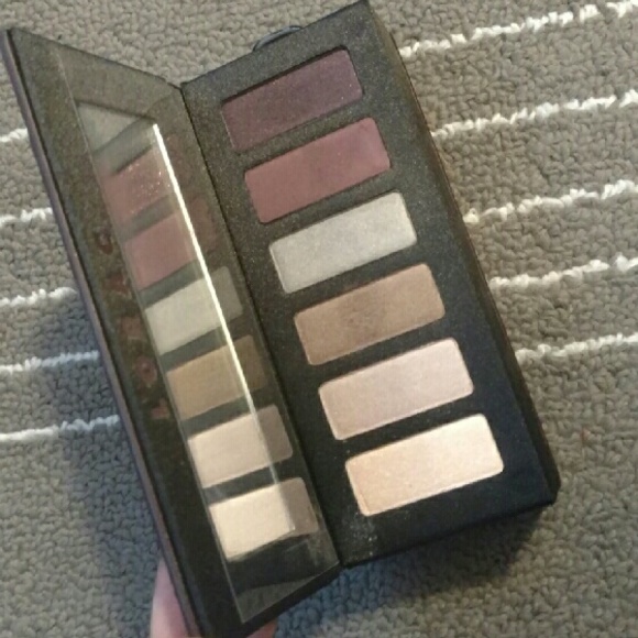 Stylish Lorac Eyeshadow Palette w Primer + Brush