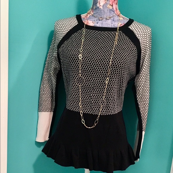 💋Flattering Peplum-style Sweater - Size Large💋 - Picture 3 of 5