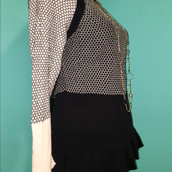 💋Flattering Peplum-style Sweater - Size Large💋 - Picture 4 of 5