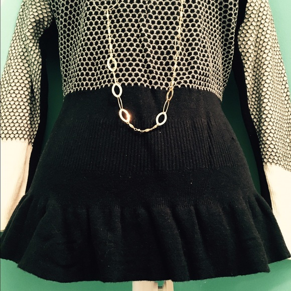 💋Flattering Peplum-style Sweater - Size Large💋 - Picture 5 of 5