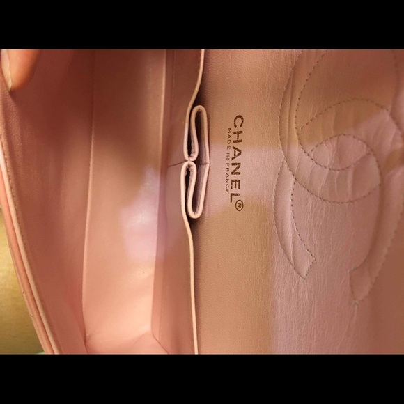 Chanel lamskin medium size - 95% like new - Picture 3 of 4