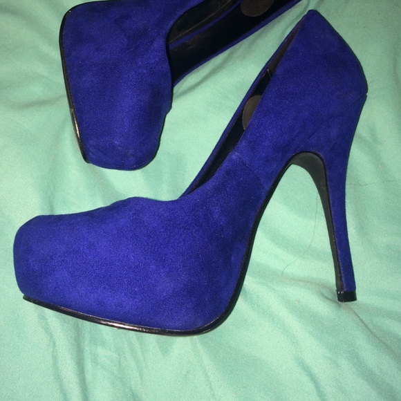 *CLOSET CLEAR OUT* MIX NO. 6 BLUE HEELS SIZE 7.5