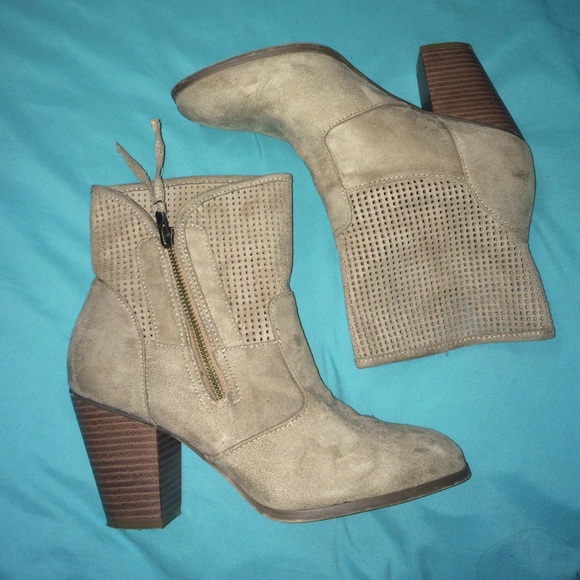 SUPER CUTE CATO BOOTIES SIZE 8