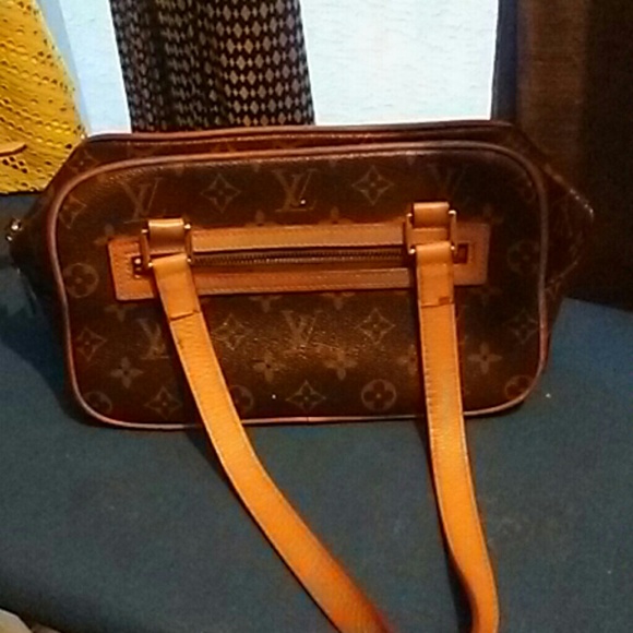 Handbag in poor condition I side is mark and dirty