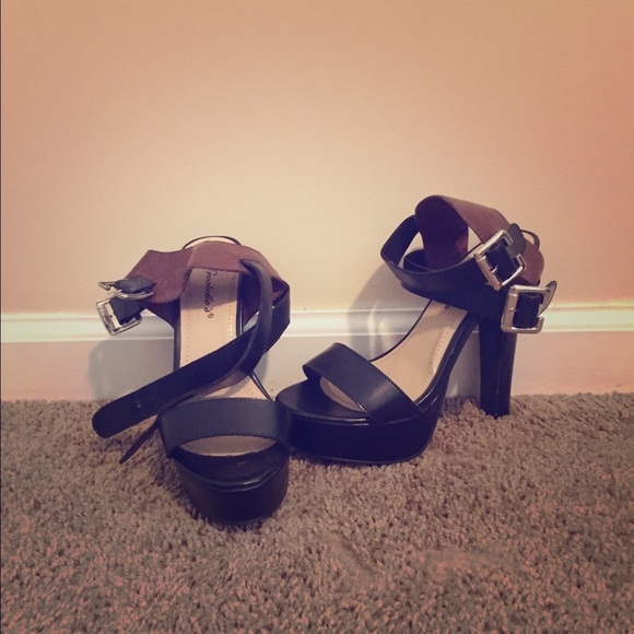 NWOT Brown and black strappy heels