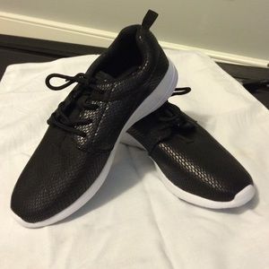Black tennis shoe