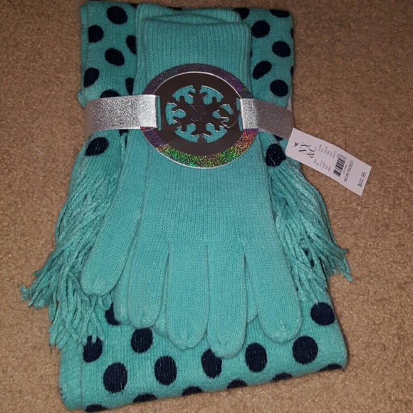 Gloves and scarf set