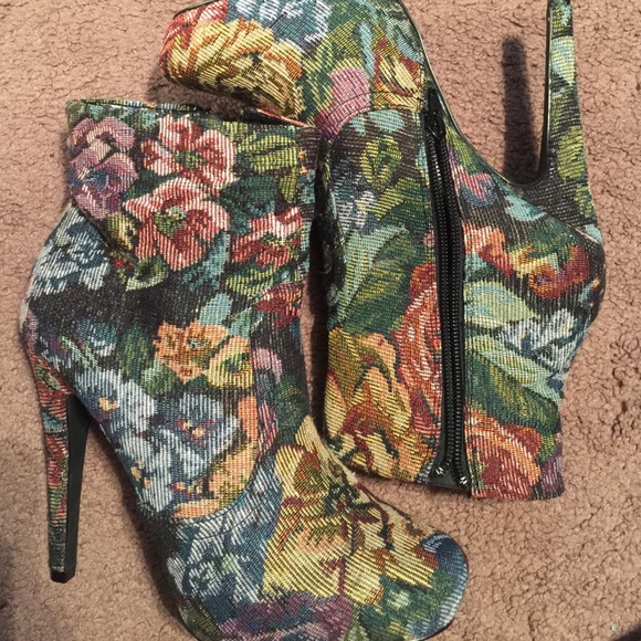 Heeled booties