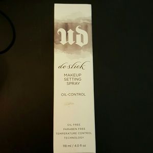 Urban Decay De-Slick makeup setting spray