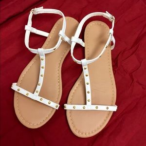 👣NWOT Adorable T-Strap Sandals 👣