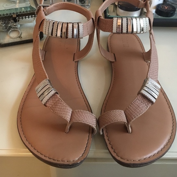Bar ||| sandals