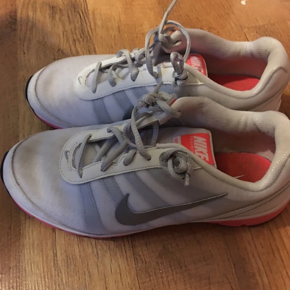 Woman's nikes size 8 sneakers - Picture 2 of 4