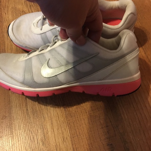 Woman's nikes size 8 sneakers - Picture 3 of 4
