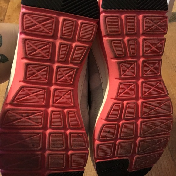 Woman's nikes size 8 sneakers - Picture 4 of 4