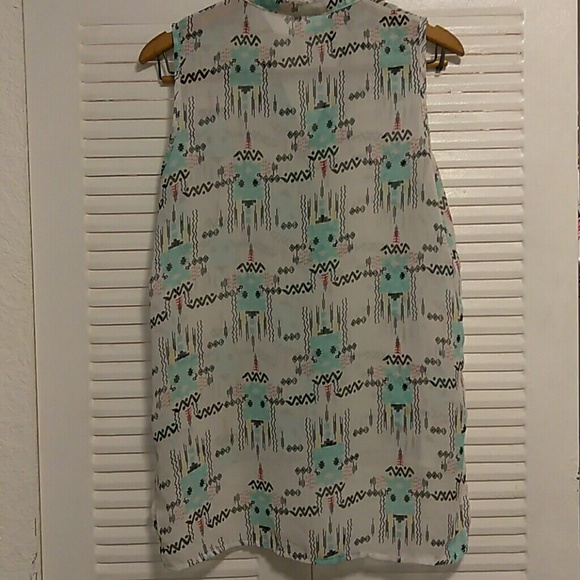 Super Cool Abstract Blouse - Picture 2 of 4