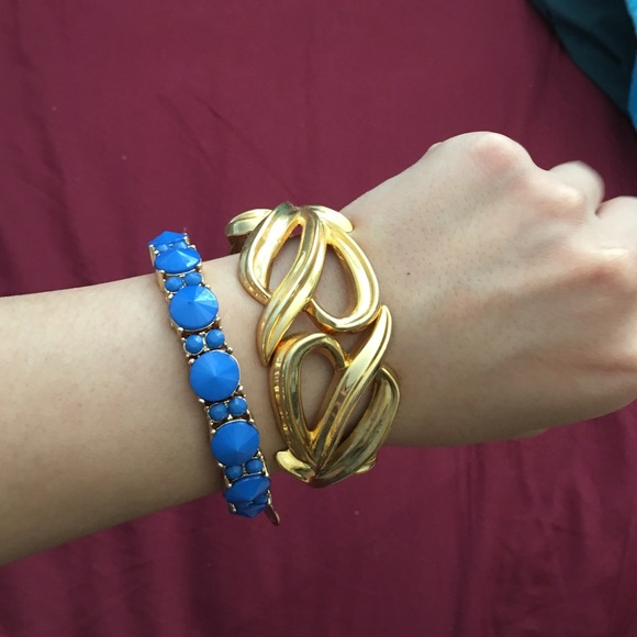 Set of 2 bracelets.