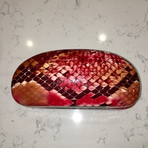 Red snake skin effect sunglasses case - Picture 2 of 4