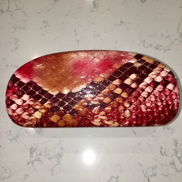 Red snake skin effect sunglasses case - Picture 3 of 4