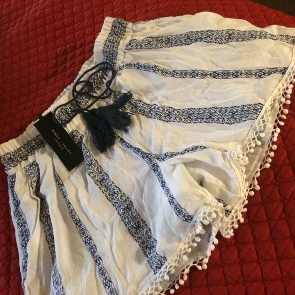 Romeo + Juliet Couture Shorts - Picture 2 of 4