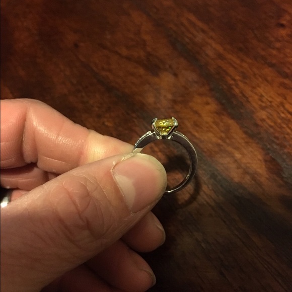 Beautiful Topaz Ring Size 7 - Picture 2 of 3