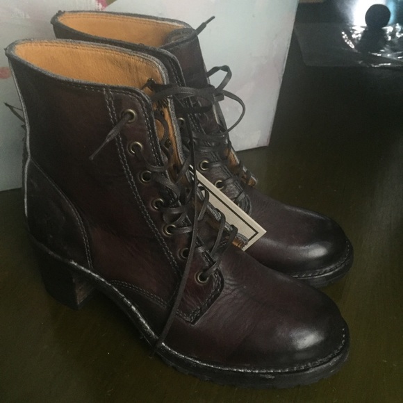 Frye Sabrina 6g lace up - Walnut. size 7.5