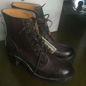 Frye Sabrina 6g lace up - Walnut. size 7.5