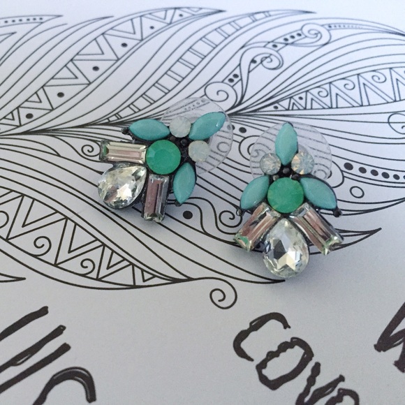 Francesca's Collection stud earrings - Picture 2 of 2