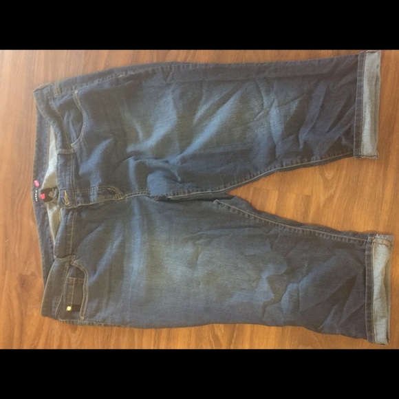 Torrid Capris - Picture 1 of 1