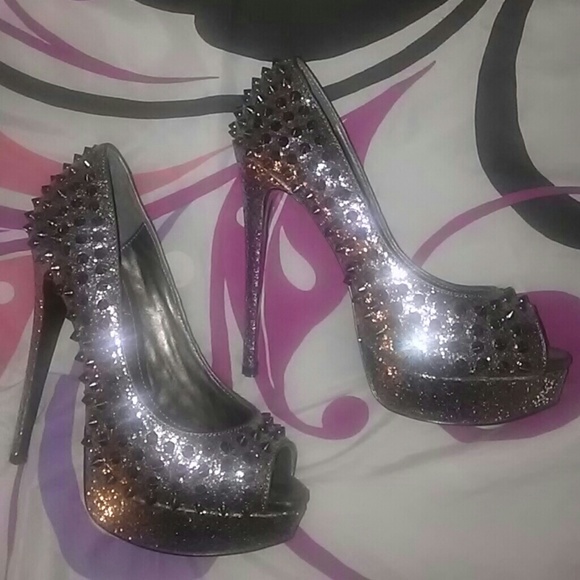 Steve Madden Awwsome Studded Peep toe Pumps