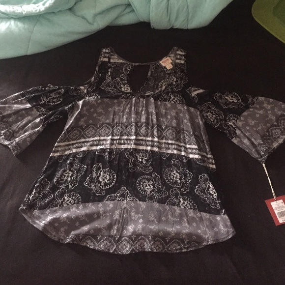 Mossimo cutout sleeve flowy top