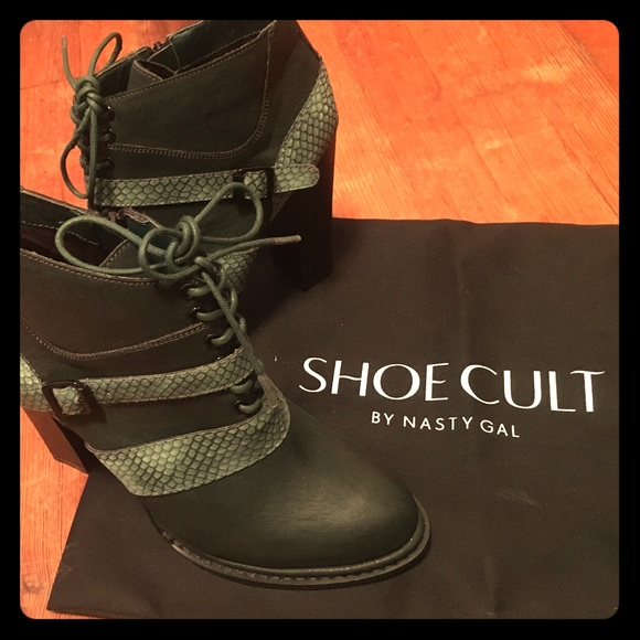 Unworn Shoe Cult x Nasty Gal green booties ❤️