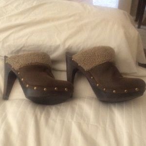 Aldo sued healed clogs