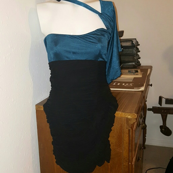 Bebe one shoulder dress. Small.