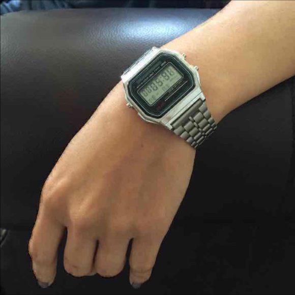 Retro Watch, SIMILAR to the 80's Casio - Picture 6 of 7