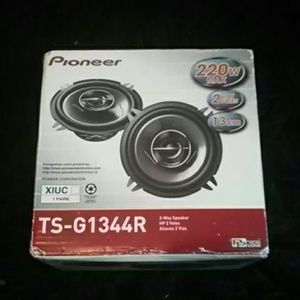 Pair of new pioneer speakers