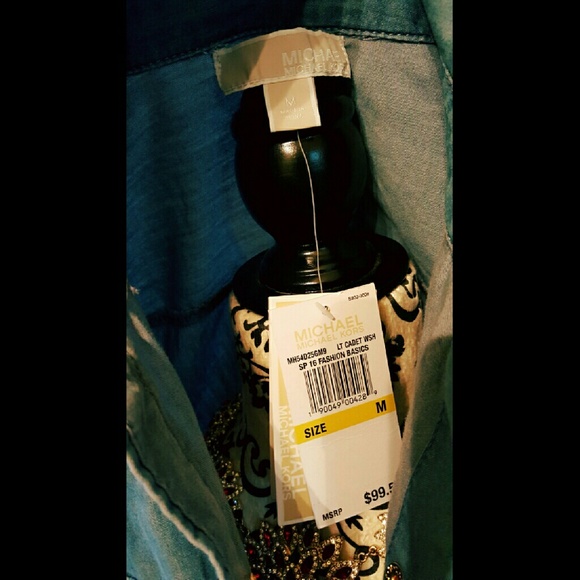 ❌SOLD❌Michael Kors denim Shirt Roll-Sleeve - Picture 4 of 4