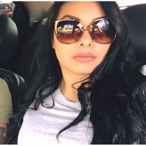 Meet your Posher, Cassandra