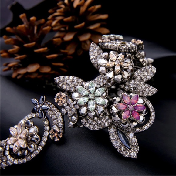 Stunning Crystal Statement Necklace (new) - Picture 2 of 4