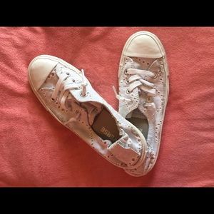White lace Converse shoes. Size 7.
