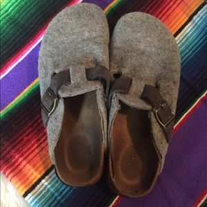 "Vintage" American eagle grey clogs