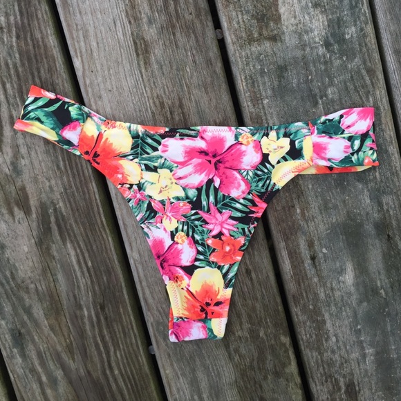 Bikini top and bottom/ Bershka - Picture 2 of 3