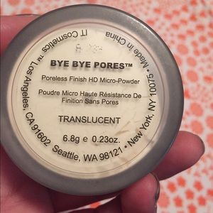 It cosmetics Bye Bye Pores Finishing Powder